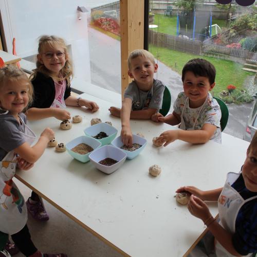 "Wir backen unser eigenes Brot" -Gruppe Regenbogen