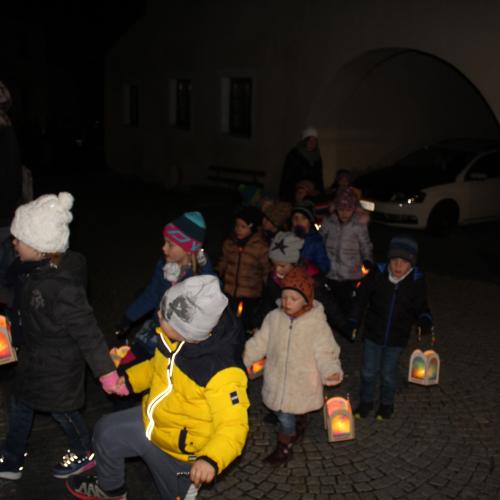 Der Laternenspaziergang der Gruppe Sternschnuppe