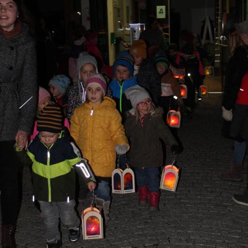 Der Laternenspaziergang der Gruppe Regenbogen