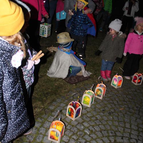 Der Laternenspaziergang der Gruppe Regenbogen