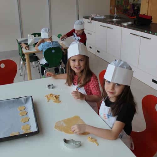 Das Kekse backen in der Gruppe Mondschaukel!