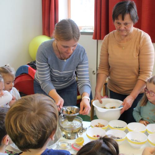 Naturkräuterworkshop mit der Gruppe Regenbogen!