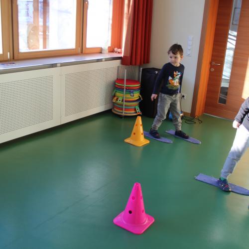Schnee-Turnstunde Gruppe Sternschnuppe