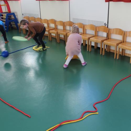 Schnee-Turnstunde Gruppe Sternschnuppe