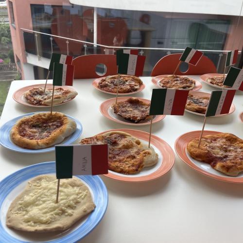 Mit unseren gebastelten Fahnen werden unsere Pizzas dekoriert