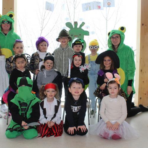 Gruppe Regenbogen feiert Fasching