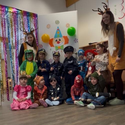 Gruppe Wolkenhüpfer feiert Fasching