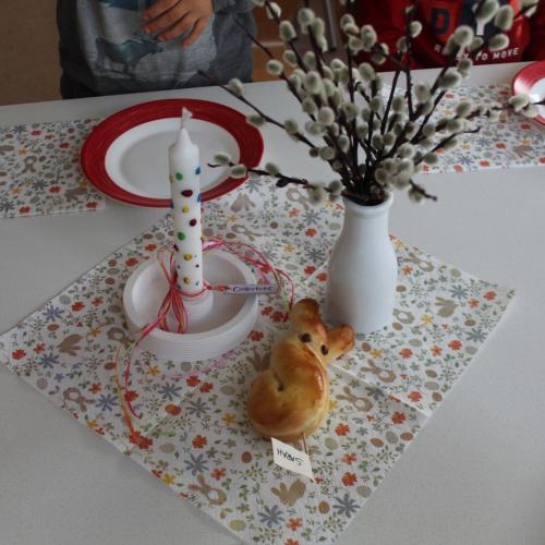 Wir genießen unsere Osterjause