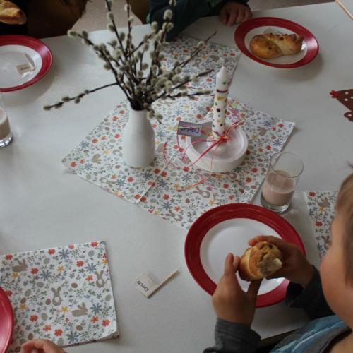 Wir genießen unsere Osterjause